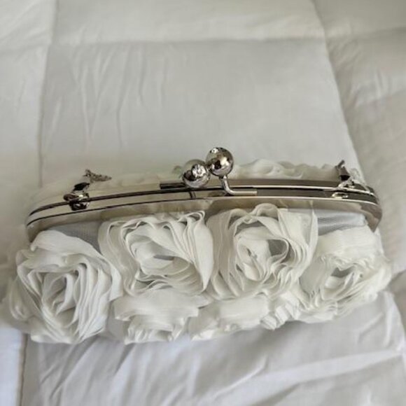 WHITE SATIN LIKE ROSETTE SHOULDER BAG/HANDBAG/CLUTCH WITH SILVERTONE CHAIN - Picture 2 of 8
